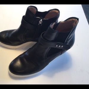 Black Leather Paolo size8 booties.
